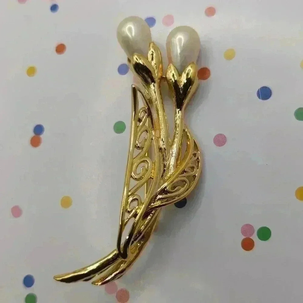 Vintage Trifari Pearl Tulip Brooch - Elegant Gold Tone Floral Pin - Picture 6 of 7